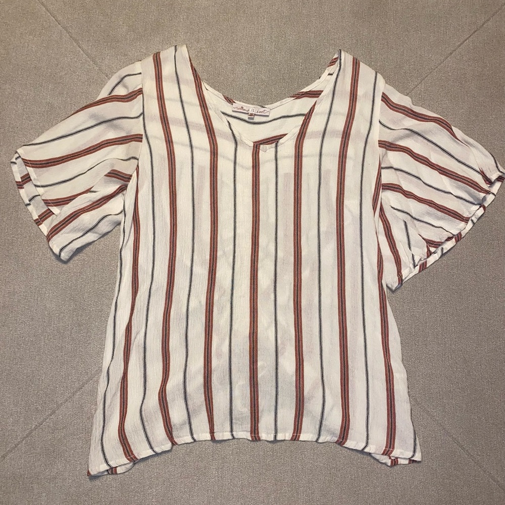 Cute short sleeve stripped top! Strings in the back that gather